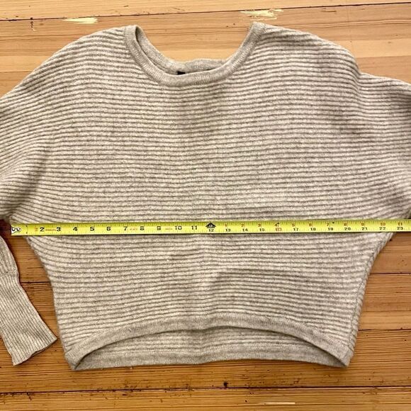 BCBGMAXAZRIA cropped ribbed knit sweater. Size M. - Picture 5 of 10